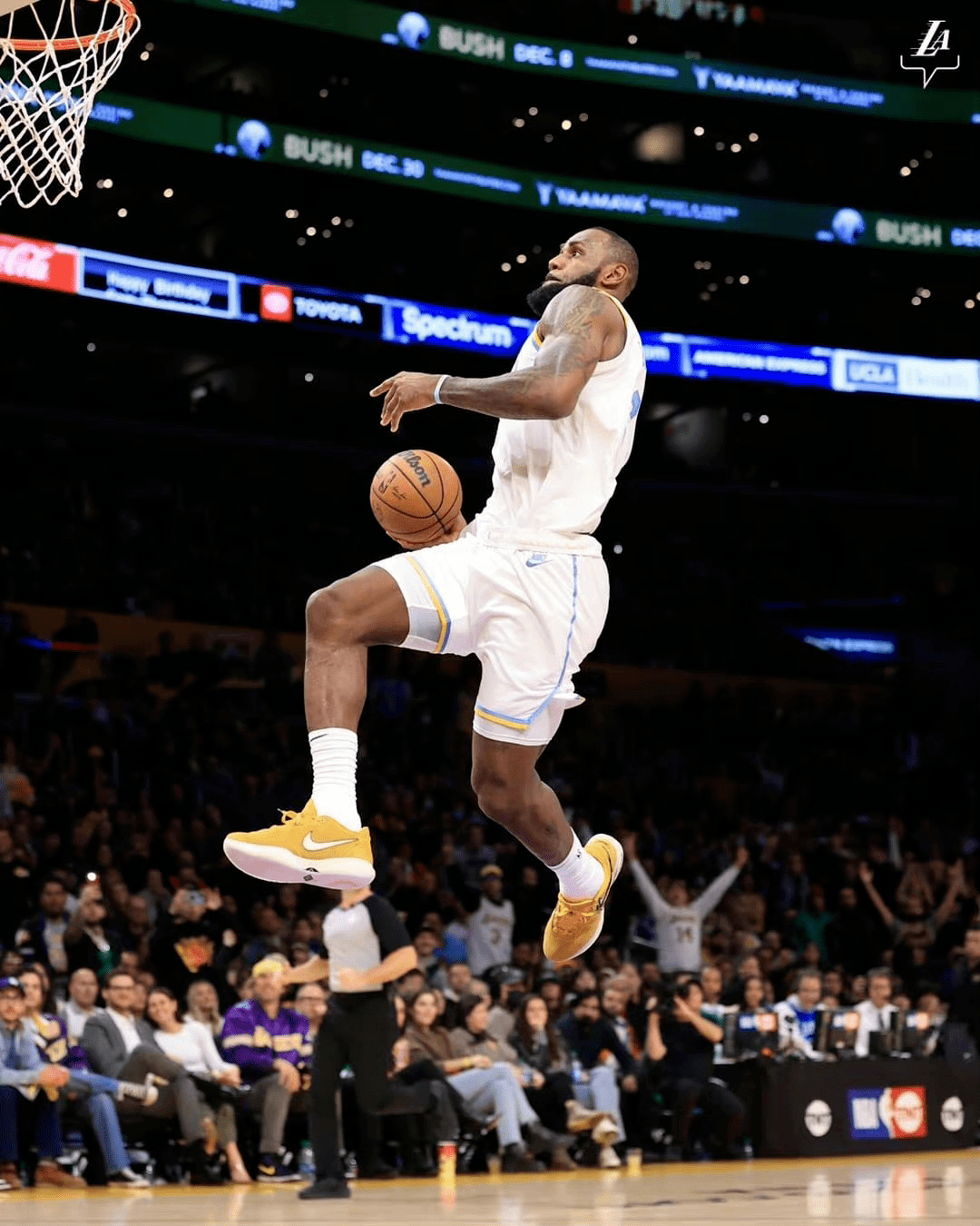 爱游戏体育 C9引发争议！，詹姆斯官方宣布夺冠新规气势如虹延续